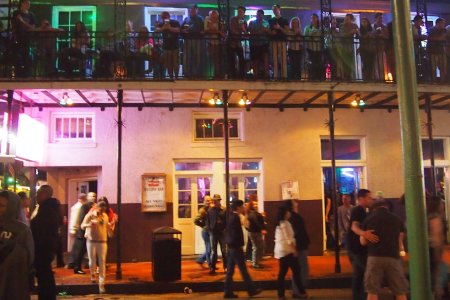 Lekker druk op de balkons van Bourbon Street